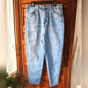 Vero Moda Light Wash Denim Highwaisted Mom Jeans👖